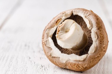 Tahta masada taze şampiyon mantarları, yakın plan..