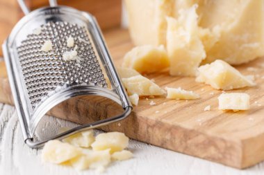Izgara parmesan peyniri ve zeytinyağı parmesan peyniri rendesi.