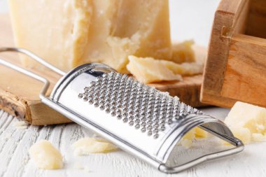 Izgara parmesan peyniri ve zeytinyağı parmesan peyniri rendesi.
