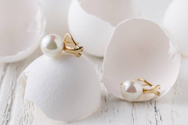 Beyaz yumurtanın üzerinde beyaz inci mücevher.