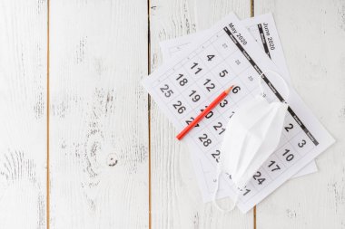 2020 için kendini koruma maskeli basit bir masa takvimi. Coronavirus konsepti. Aylık takvimin son teslim tarihi. Coronavirus COVID-19. 