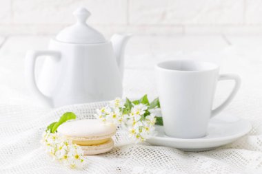 Kahve ve beyaz tonda Fransız kurabiyeleri.