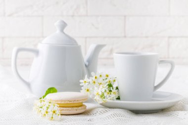 Kahve ve beyaz tonda Fransız kurabiyeleri.