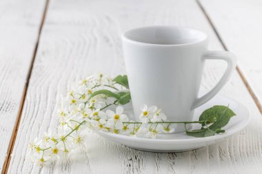 Sabahları beyaz masada bir kahve fincanı.