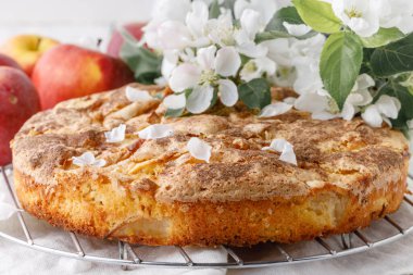 Apple Pie Non beyaz masadaki çiçekleri keskinleştir