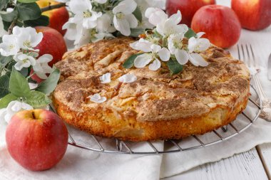 Masada lezzetli elmalı turta var.