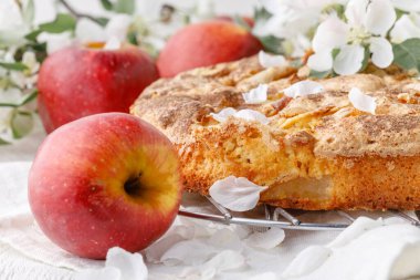 Lezzetli ev yapımı elmalı turta.