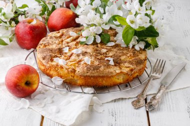 Masada lezzetli elmalı turta var.