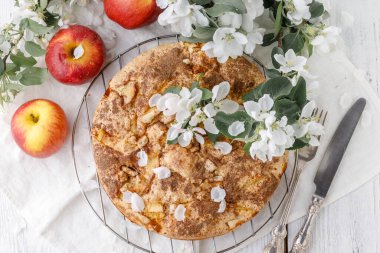 Taze pişmiş elmalı turta masada, tabakta parça parça.