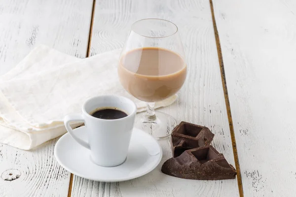 Kaffee Weißer Keramiktasse Und Schokolade — Stockfoto