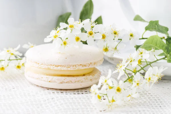 Weiße Französische Makronen Großaufnahme Auf Dem Tisch Mit Blumen — Stockfoto