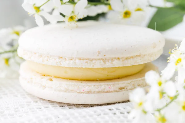 Macaron Blanc Sur Table Avec Des Fleurs — Photo