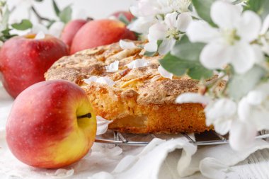 Apple Pie Non beyaz masadaki çiçekleri keskinleştir