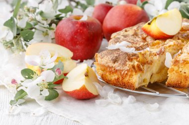 Lezzetli ev yapımı elmalı turta.