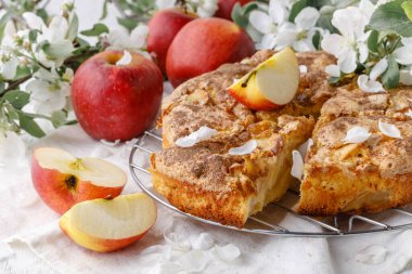 Masada lezzetli elmalı turta var.