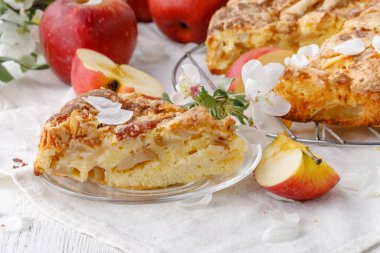 Klasik Amerikan tatlısı elmalı turta. Ahşap arka planda ev yapımı pişirme. Pastanın yanında kırmızı elmalar