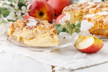 Masada lezzetli elmalı turta var.