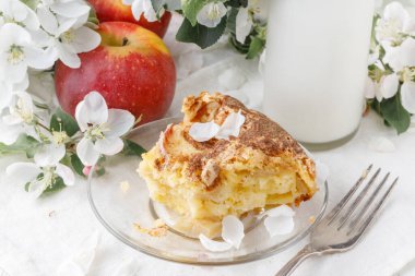 Elmalı turta ve sütle gagalı