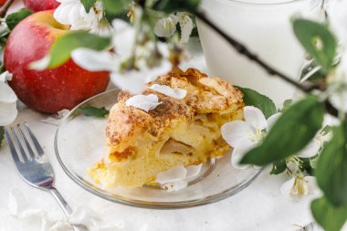 Taze pişmiş elmalı turta masada, tabakta parça parça.