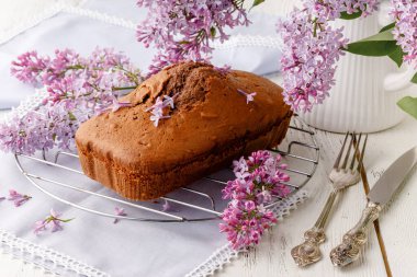 Kahvaltı için klasik çikolatalı pasta.