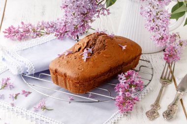 Kahvaltı için beyaz masada çikolatalı turta.