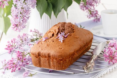 Bir buket leylaklı çikolatalı pasta. 