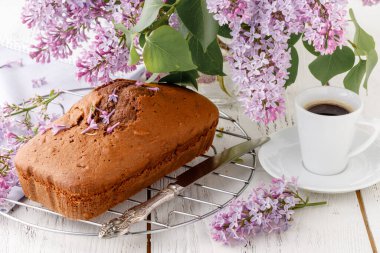 Kahvaltı için klasik çikolatalı pasta.