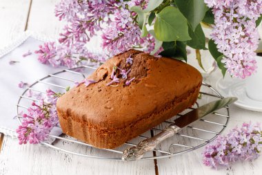 Bir buket leylaklı çikolatalı pasta. 