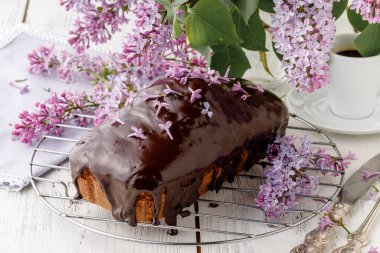 Kahvaltı için beyaz masada çikolatalı turta.