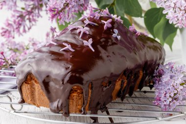 Bir buket leylaklı çikolatalı pasta. 