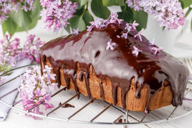 Kahvaltı için beyaz masada çikolatalı turta.