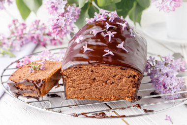 Kahvaltı için klasik çikolatalı pasta.