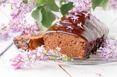 Kahvaltı için klasik çikolatalı pasta.
