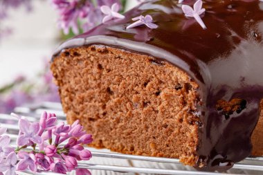 Bir buket leylaklı çikolatalı pasta. 