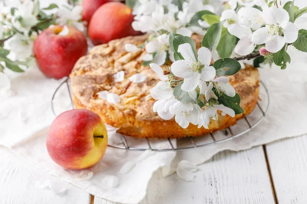 Taze pişmiş elmalı turta masada, tabakta parça parça.