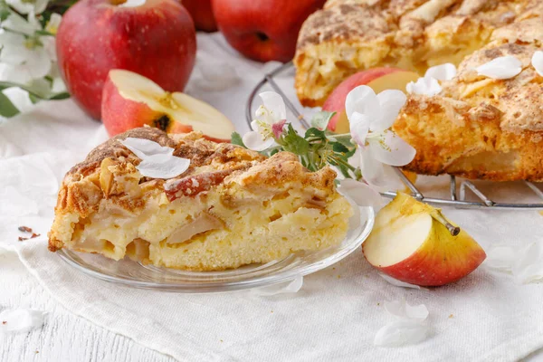 Klasik Amerikan tatlısı elmalı turta. Ahşap arka planda ev yapımı pişirme. Pastanın yanında kırmızı elmalar