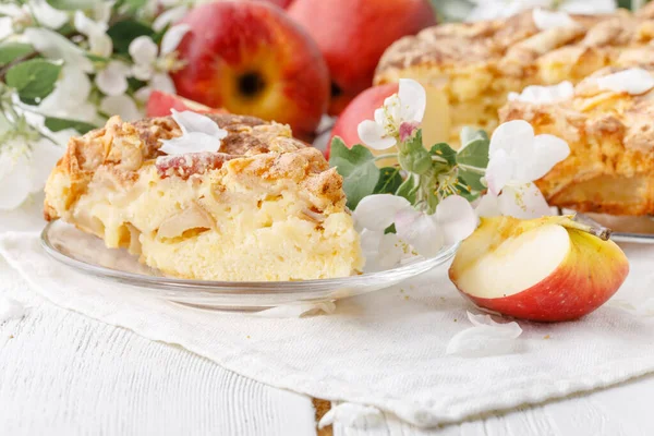 Masada lezzetli elmalı turta var.