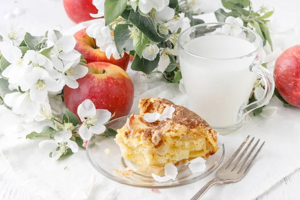 Elmalı turta ve sütle gagalı