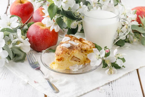 Æbletærte Klassisk Amerikansk Dessert Hjemmelavet Bagning Træbaggrund Røde Æbler Nær - Stock-foto