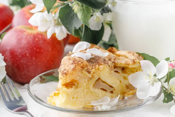 Tarte Aux Pommes Fraîchement Cuite Sur Table Avec Des Pommes — Photo