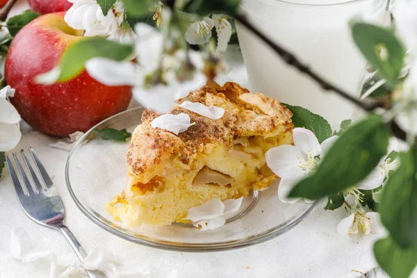 Taze pişmiş elmalı turta masada, tabakta parça parça.