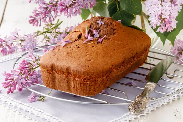 Beyaz arka planda çiçekli klasik çikolatalı pasta.