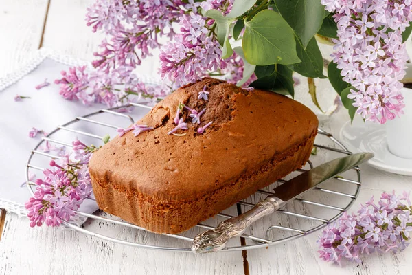 Bir buket leylaklı çikolatalı pasta. 