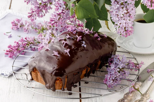 Kahvaltı için beyaz masada çikolatalı turta.