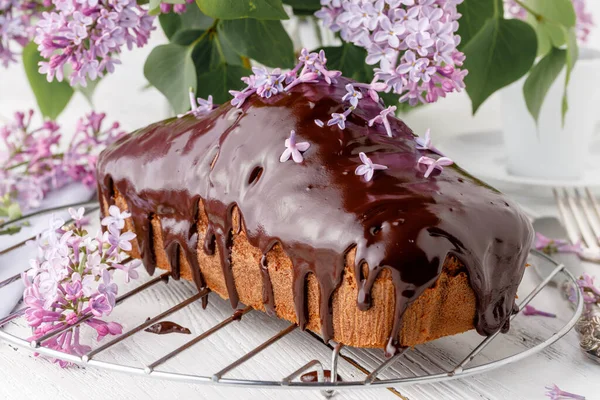 Bir buket leylaklı çikolatalı pasta. 