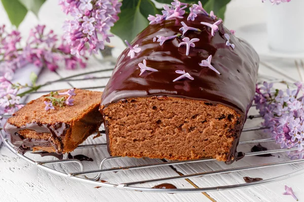 Kahvaltı için beyaz masada çikolatalı turta.
