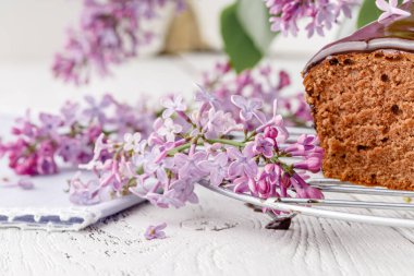 Kahvaltı için beyaz masada çikolatalı turta.