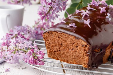 Kahvaltı için beyaz masada çikolatalı turta.