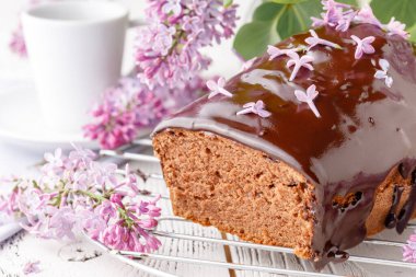 Bir buket leylaklı çikolatalı pasta. 