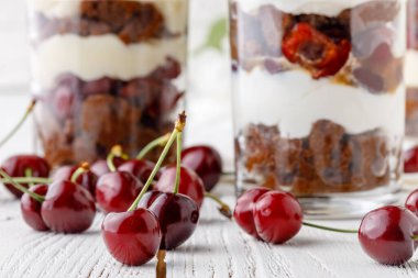 Kahvaltıda kirazlı ve kremalı leziz kurabiye.